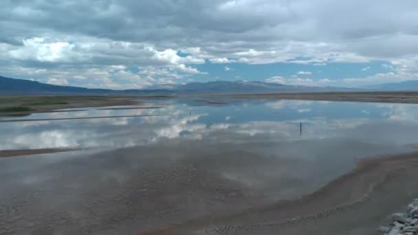 Εναέρια Shot Death Valley Βουνό Αντανακλάται Στη Λίμνη Καλιφόρνια Εμπρός — Αρχείο Βίντεο