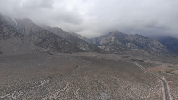 ホイットニー山ストーミークラウドシエラネバダ山脈カリフォルニア空中ショットバック — ストック動画