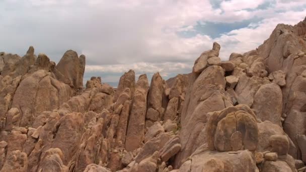 内华达山脉的空中射击洛基峡谷加利福尼亚飞越岩石 — 图库视频影像