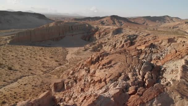 荒漠峡谷后部砂岩组空中开枪射击 — 图库视频影像