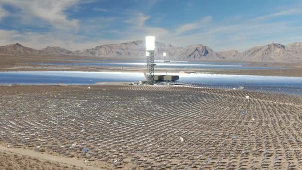 Werelds Grootste Zonne Energiecentrale Overdag Uitzoomen Vanuit Lucht — Stockvideo