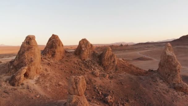 砂漠の岩の尖塔の空中ショット サンセットシルエット進む標高 — ストック動画