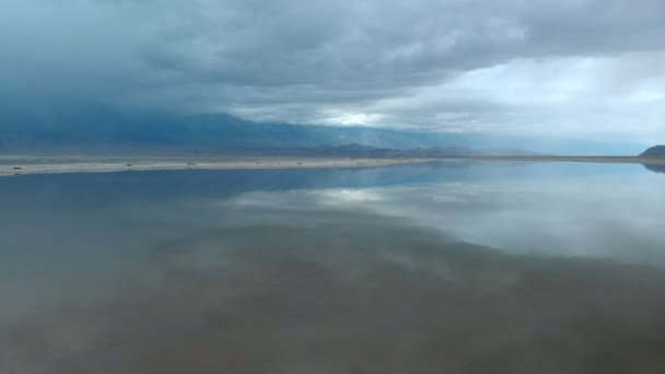 シエラネバダ山脈の空中撮影カリフォルニア湖の反射左の雲 — ストック動画