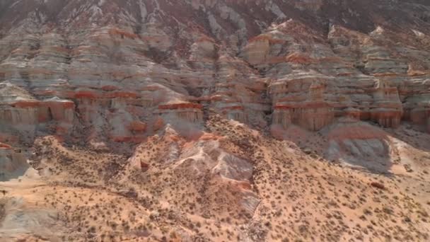 Aerial Shot Sandstone Rock Formation Mojave Desert California Forward Elevate — Stock Video