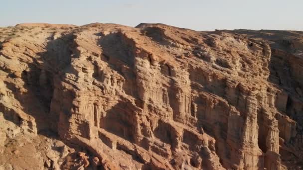 Colpo Aereo Arenaria Formazione Rocciosa Nel Canyon Del Deserto Indietro — Video Stock