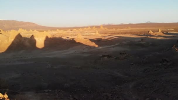 砂漠での岩の尖塔の空中撮影 サンセットシルエットは岩を飛ぶ — ストック動画