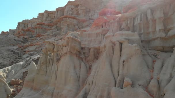 モハーヴェ砂漠での砂岩層のドリーショット California Left — ストック動画