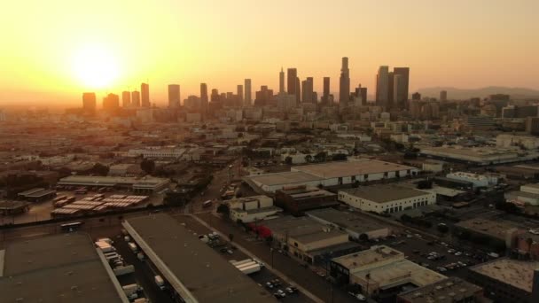 Aerial Establish Shot Los Angeles Downtown Sunset Skyline Warehouse Forward — стокове відео