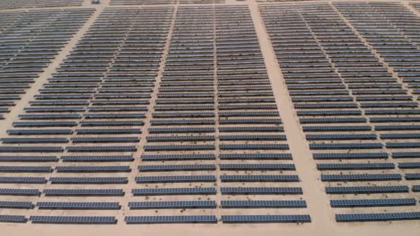 Zonne Energiecentrales Mojave Woestijn Californië Luchtfoto Rechts — Stockvideo
