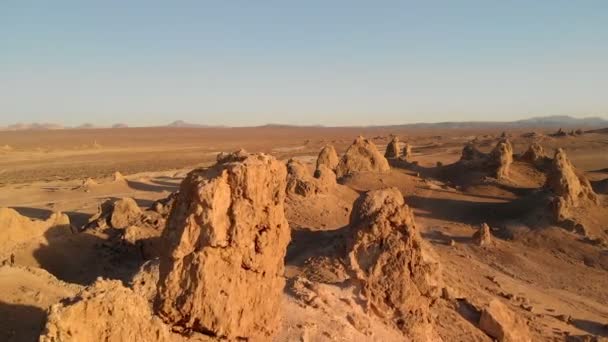 Colpo Aereo Trona Pinnacles Formazione Rocciosa California Tramonto Volare Sopra — Video Stock