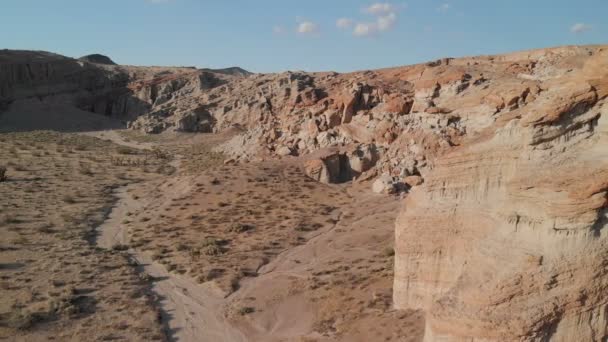 Luchtfoto Van Sandstone Rock Formation Desert Canyon Achterwaarts — Stockvideo