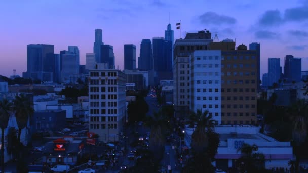 Los Angeles Downtown Desde Westlake Aerial Telephoto Night Descend — Vídeo de stock