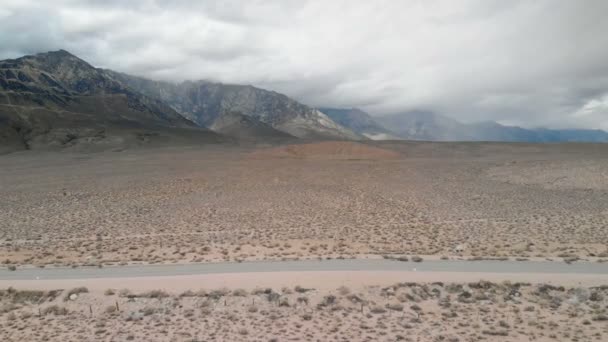 Aerial Shot Eastern Sierra Nevada Mountains Nubes Tormentosas — Vídeo de stock