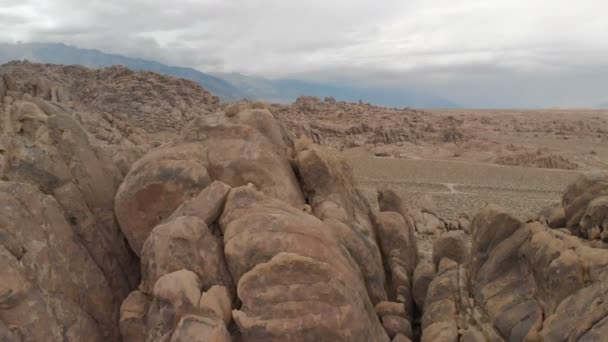 Luchtfoto Van Rocky Canyon Cloudy Mountains Fly — Stockvideo