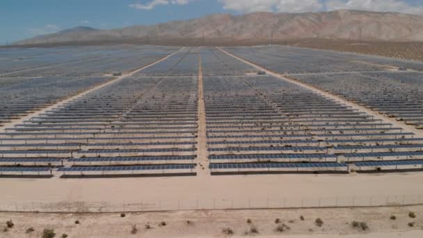 Plantas Energía Solar Mojave Desert California Aerial Shot Elevate Reveal — Vídeo de stock