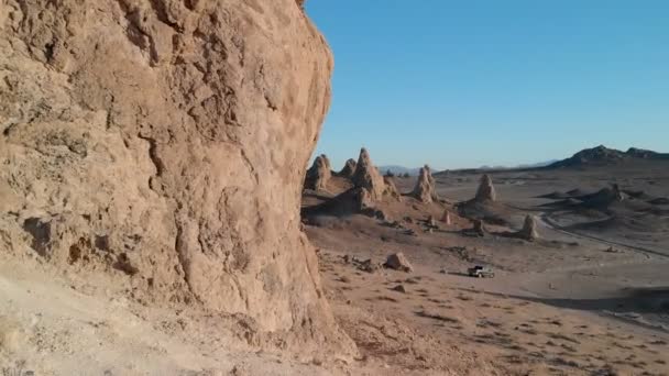 Colpo Aereo Trona Pinnacles Formazione Rocciosa California Vola Dalle Rocce — Video Stock