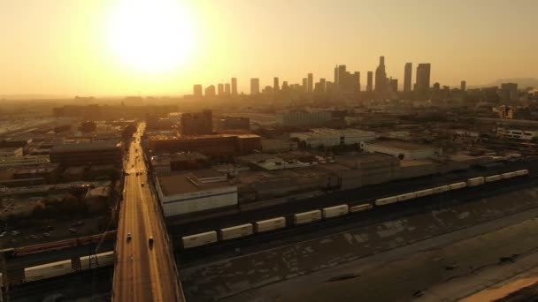 Flygfoto Los Angeles Downtown Sunset Skyline Och Bron Till Vänster — Stockvideo