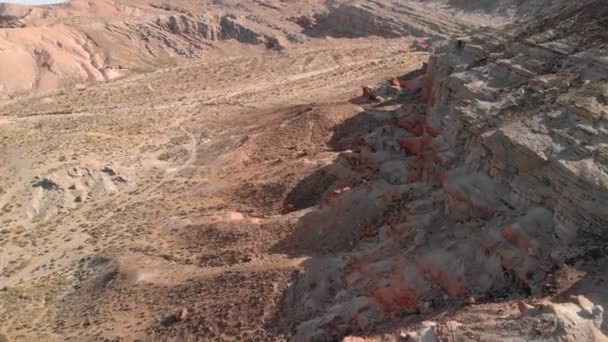 Aerial Shot Sandstone Rock Formation Mojave Desert California Forward Tilt — Vídeos de Stock