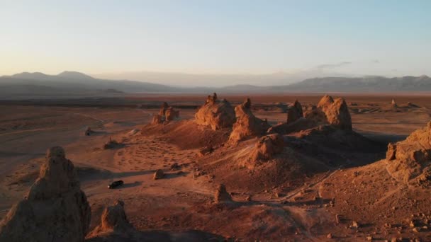 Aerial Shot Rock Spires Sunset Silhouettes Sivatagban Fly — Stock videók