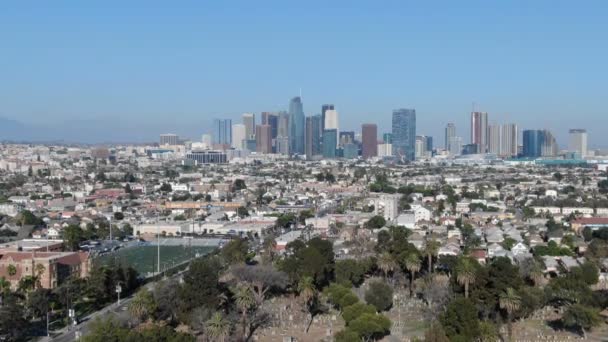 カリフォルニア州の韓国町からロサンゼルスのダウンタウンの空中確立ショット米国墓地 — ストック動画