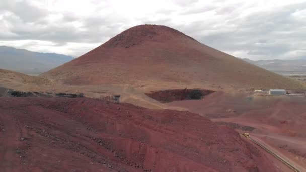 Tiro Aéreo Vulcão Cinder Cone Rock Quarry Califórnia Incline — Vídeo de Stock