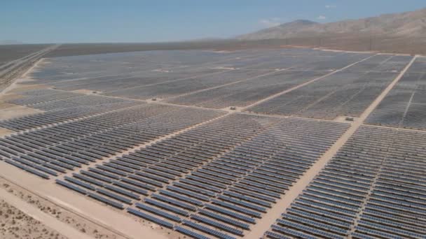 Plantas Energía Solar Mojave Desert California Aerial Shot Orbit Left — Vídeos de Stock