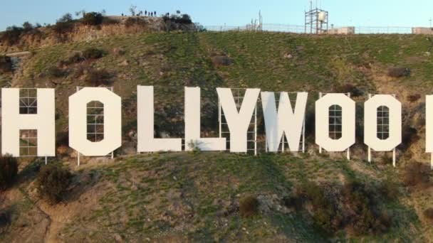 ハリウッドサイン日没空中ビューズームアウト軌道右側の閉じる — ストック動画