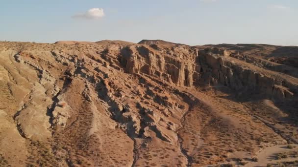 Aerial Shot Sandstone Rock Formáció Sivatagi Kanyon Pályáján Jobbra — Stock videók
