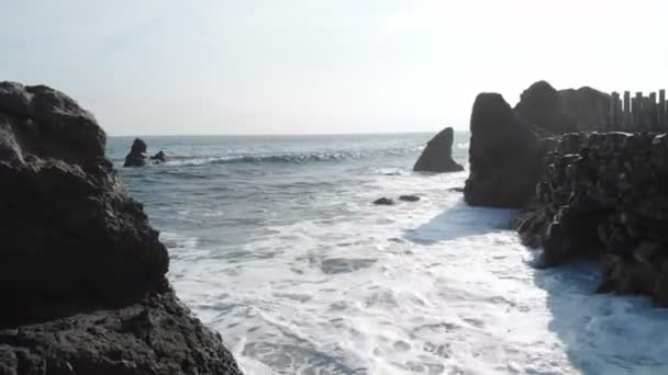 Aerial Shot Malibu Rocky Shore Olas Que Estrellan — Vídeo de stock