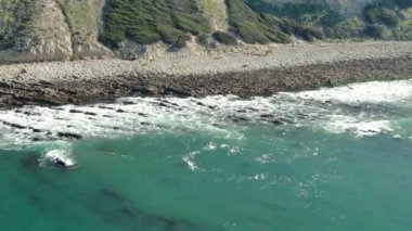 Kaliforniya sahil şeridinin hava görüntüsü Kuş bakışı Rocky Shore Yörüngesi