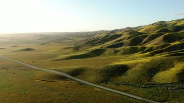 Carrizo Ovası Ulusal Anıt Yörüngesi 'nin solundaki dağ sırtlarında süper gün batımı gölgeleri.