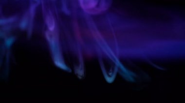 Smoke Loop Purple Blue 'nun yakın plan görüntüleri.