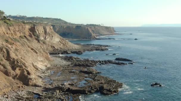 カリフォルニア海岸線の空中撮影パロヴェルデタイドプール降下 — ストック動画