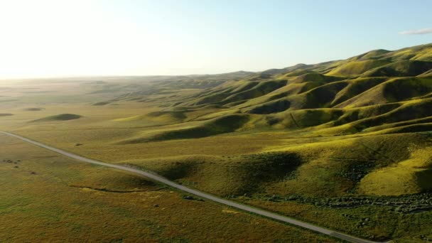 Aerial Shot Super Bloom Sunset Shadows Hegyi Gerinceken Carrizo Síkság — Stock videók