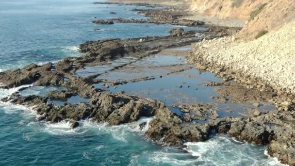 加利福尼亚海岸线Palos Verdes潮池前进的空中射击 — 图库视频影像