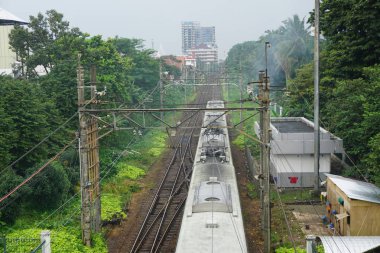 Demiryolu tren depok Endonezya yağmur sonra