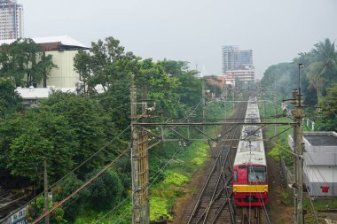 Demiryolu tren depok Endonezya yağmur sonra