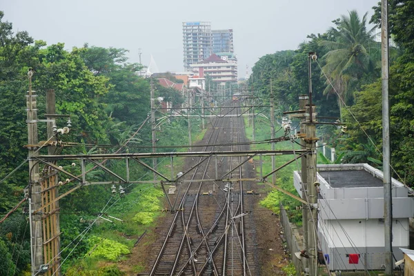 Bahn nach Regen in Depok Indonesien — Stockfoto