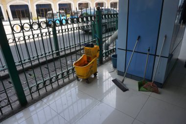 tren istasyonunda temizlik araçları