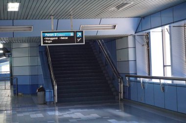 tren istasyonu merdiven peron ile