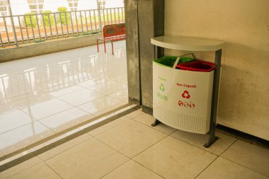 çöp veya kutusunu organik ve non-pondok Çin istasyonu depok java Endonezya