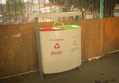 çöp veya kutusunu organik ve non-pondok Çin istasyonu depok java Endonezya