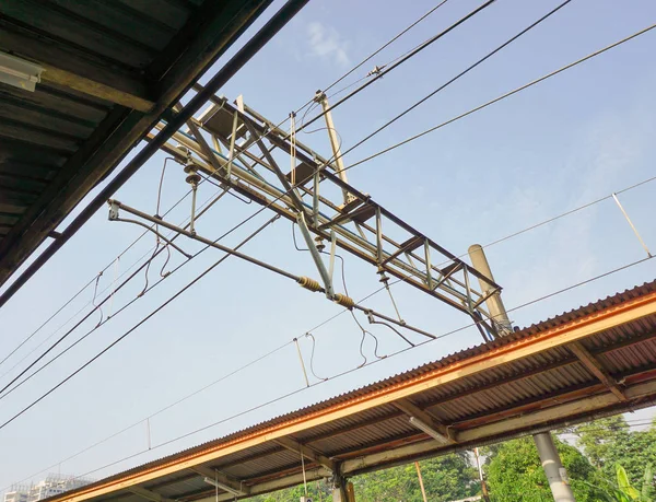 Cavo elettrico sulla linea pendolare stazione ferroviaria foto scattata in depok jakarta indonesia — Foto Stock