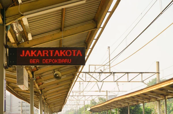 Schild für Durchsage das nächste Ziel in Bahnhof oder Bahnhof Foto aufgenommen in pondok cina depok jakarta indonesien — Stockfoto