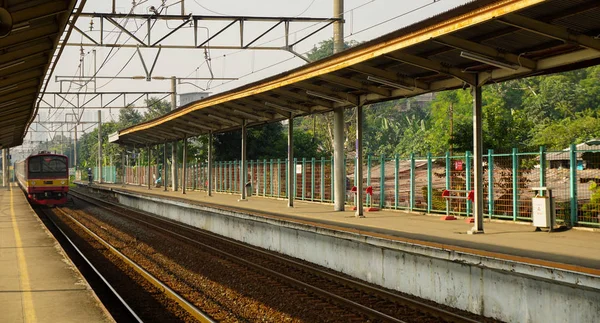 Zug kommt S-Bahn in Bahnhof in Depok Indonesien entgegen — Stockfoto
