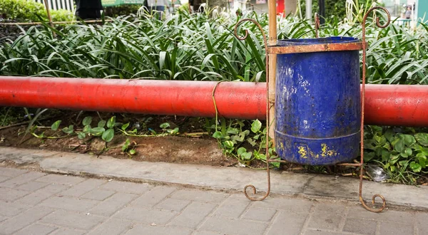一个蓝色的垃圾桶上路边的照片摄于印度尼西亚三宝垄 — 图库照片