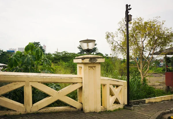 Lampu jalan di ujung foto jembatan yang diambil di Semarang Indonesia — Stok Foto