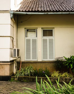 Semarang Endonezya'da çalılar fotoğraf ile bir ev bir tarafı