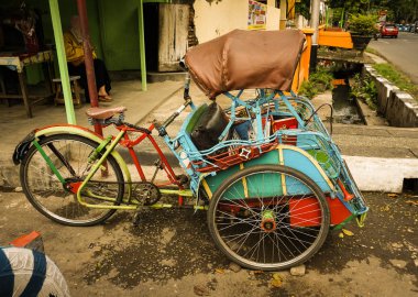 Semarang Endonezya geleneksel ulaşım olarak renkli bir taksici