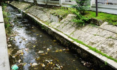 Semarang Endonezya ana yol fotoğraf yanında kirli hendek